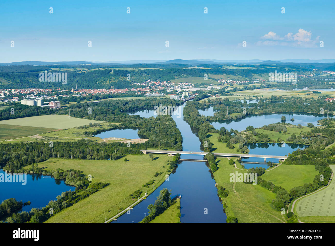 Auto ponte sopra il fiume Main vicino il comune Knetzgau, visto dall'aria. Sullo sfondo la città di Zeil am Main. La Baviera, Germania Foto Stock