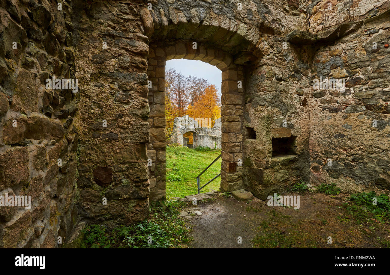 La rovina del castello di Bramberg in autunno. Bassa Franconia, Baviera, Germania Foto Stock