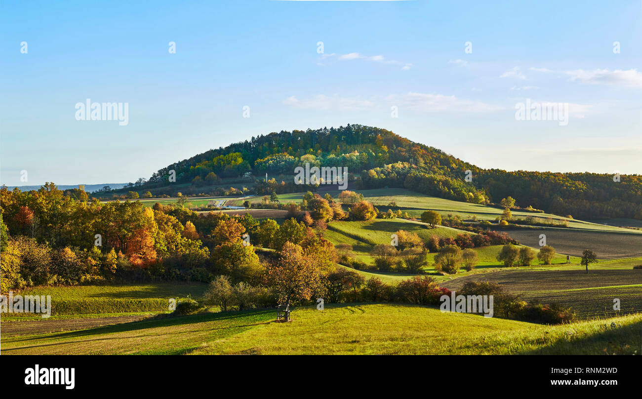 Summit Hohe Wann (387 m). Hassberge colline, bassa Franconia, Baviera, Germania. Foto Stock