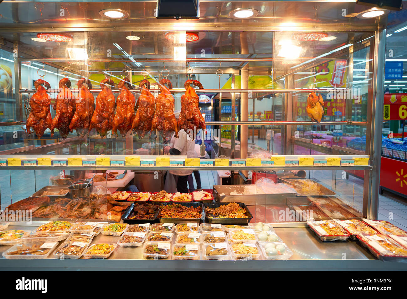 SHENZHEN, Cina - circa maggio, 2016: anatra arrosto a Walmart store. Wal-Mart Stores Inc. è una multinazionale americana retail corporation che opera Foto Stock