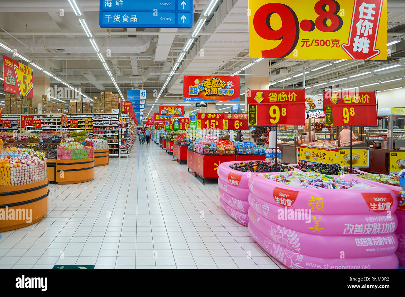 SHENZHEN, Cina - circa maggio, 2016: all'interno di Walmart store. Wal-Mart Stores Inc. è una multinazionale americana retail corporation che opera un chai Foto Stock