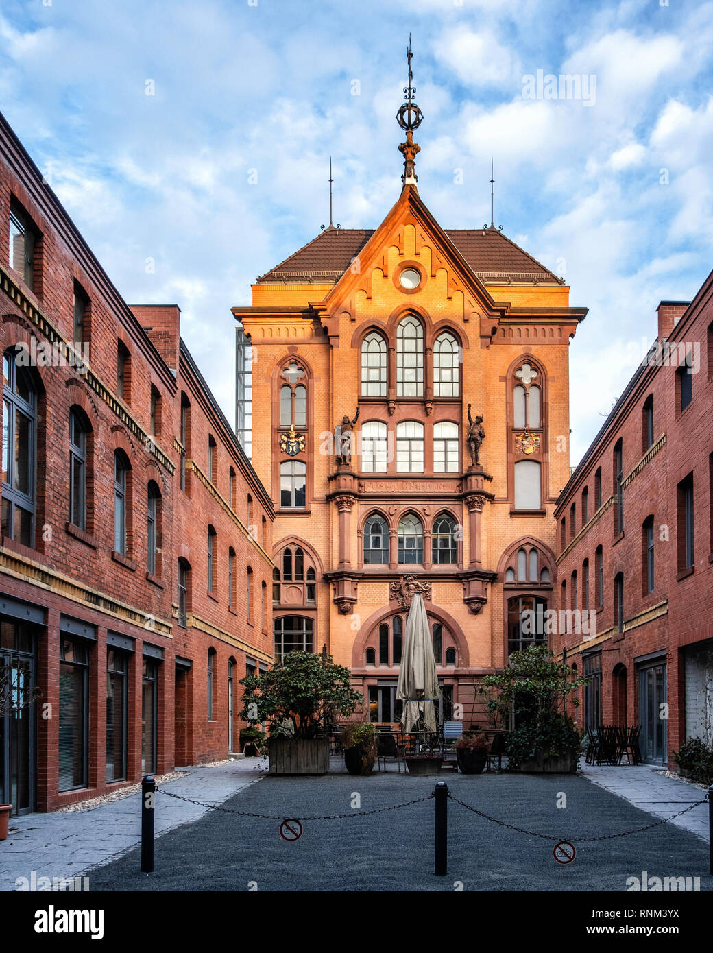 Berlin-Mitte, Katz Orange ristorante nel cortile della ex fabbrica di birra Josty. Storico rosso in stile neo-classico edificio in arenaria. Foto Stock