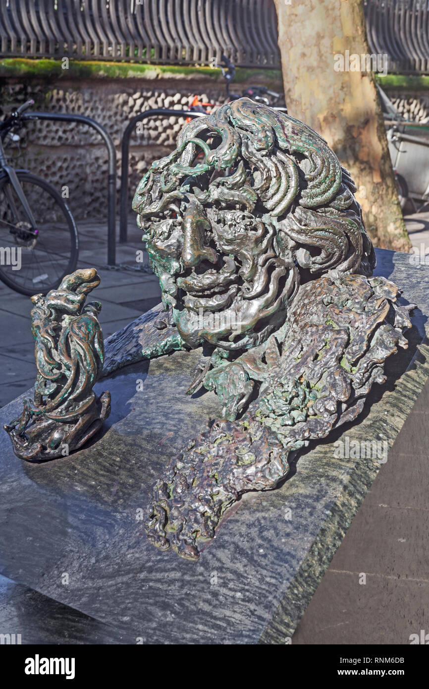 Londra, Charing Cross. Maggi Hambling è controverso 1998 scultura, 'una conversazione con Oscar Wilde,' in Adelaide Street. Foto Stock