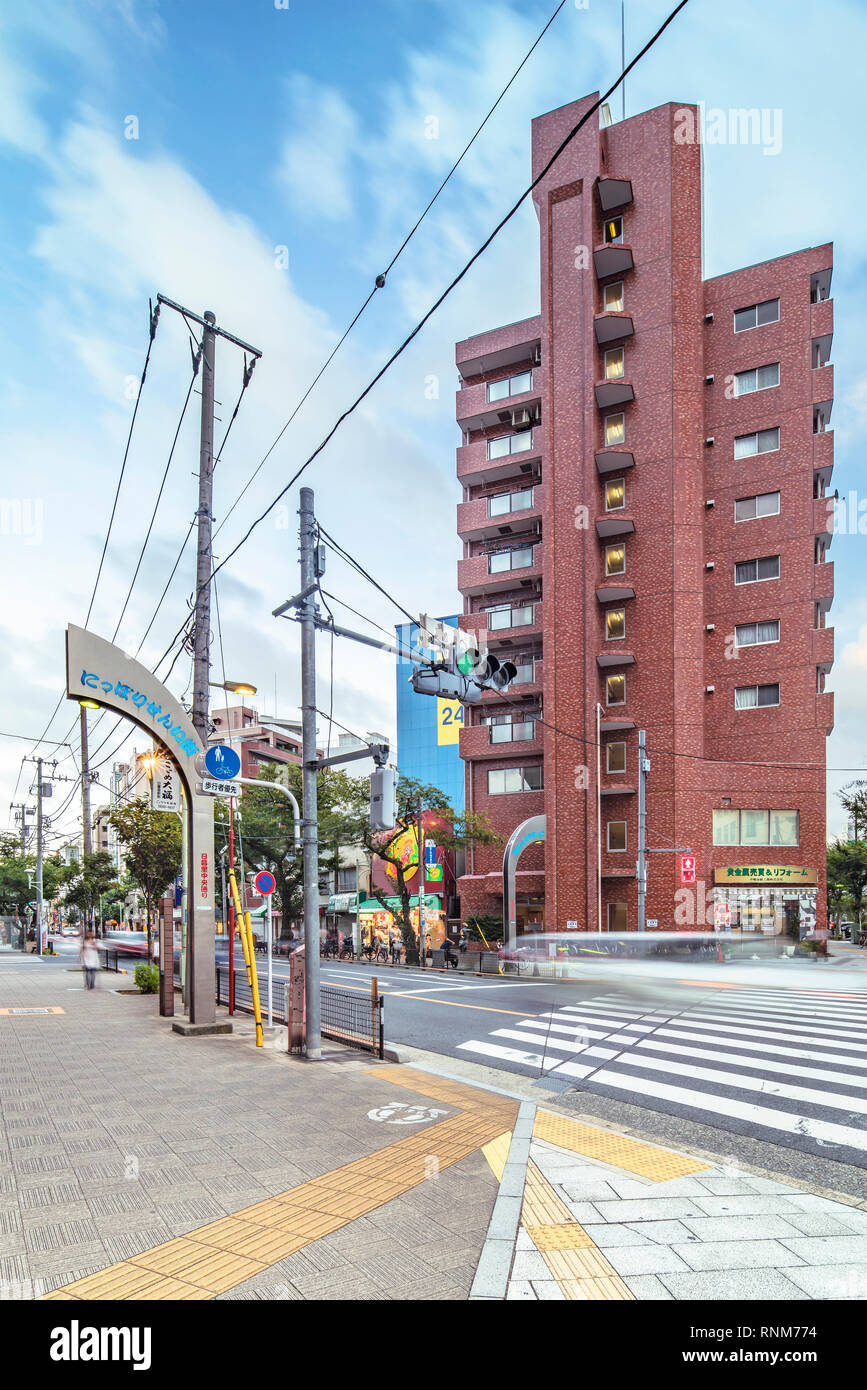 Portale di metallo che segna l'entrata a Nippori di distretto tessile, che si estende per più di un chilometro e riunisce più di 80 grossisti Foto Stock