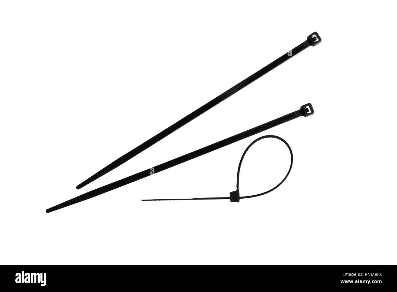 Close-up di fascette per cavi e un cavo bloccato cravatta, isolati su sfondo bianco Foto Stock