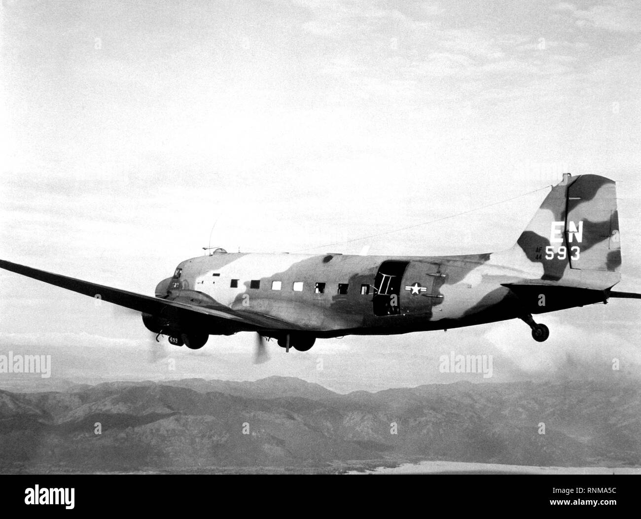 1967 - STATI UNITI Air Force AC-47 Dragon velivolo vola missioni oltre il Sud del Vietnam a sostegno di Allied avamposti. Foto Stock