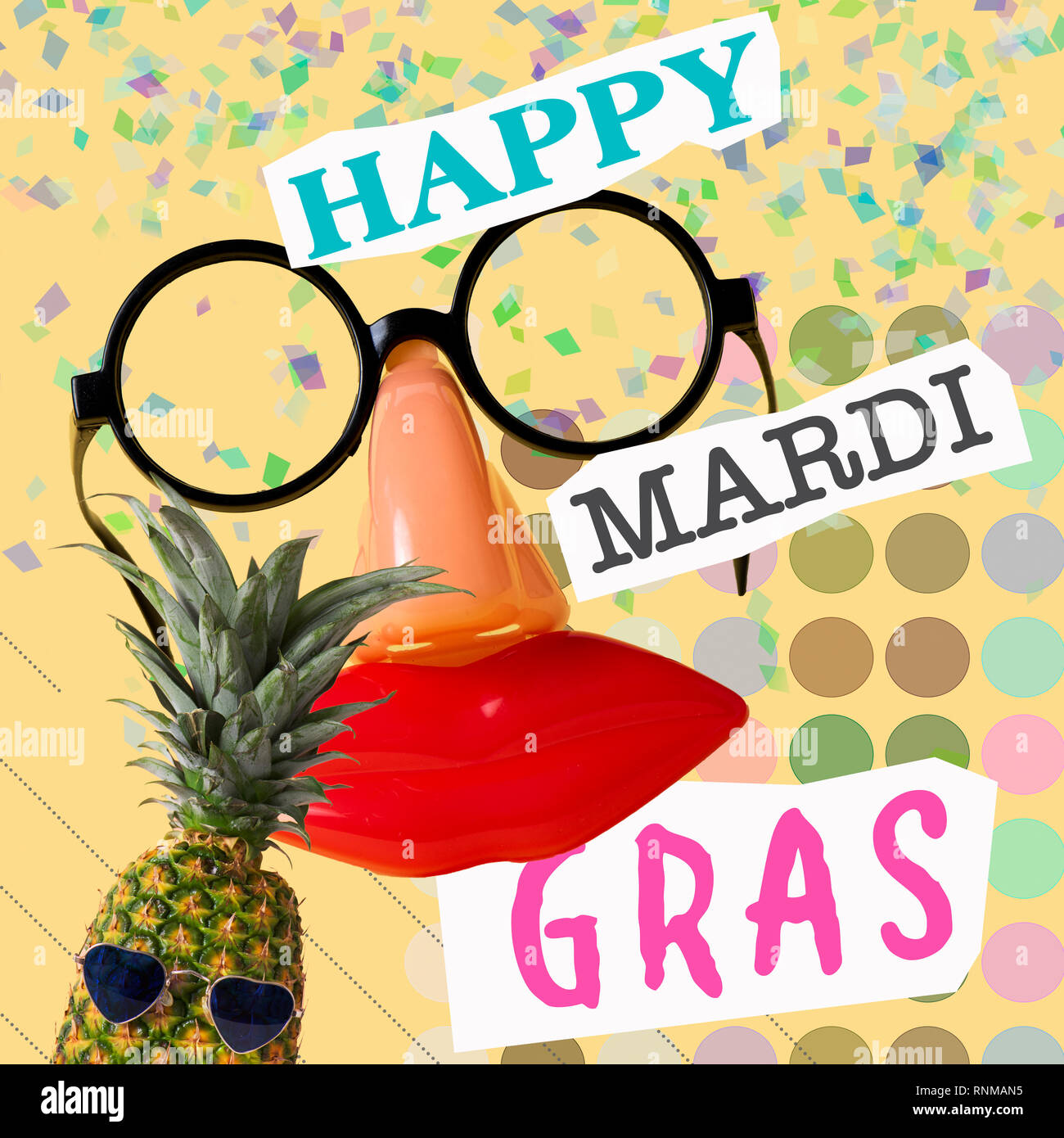 Testo happy Mardi Gras, falsi occhiali neri con un naso e una bocca e un ananas con occhiali da sole, su uno sfondo giallo modellato con punti di d Foto Stock