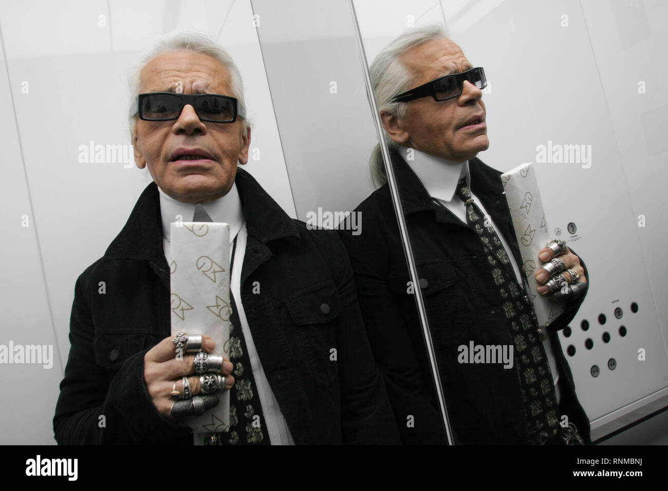 Karl Lagerfeld e modelli backstage a 'Chanel Coco a Tokyo' mode mostra presso il nuovo negozio Chanel in Ginza, Tokyo, Giappone, 03.12.04. "Coco a Tokyo' mostra è stata la prima volta Chanel abbigliamento è stato eseguito in prima assoluta al di fuori di Parigi, Francia. Anche i colpi di people shopping nel nuovo store. Foto Stock