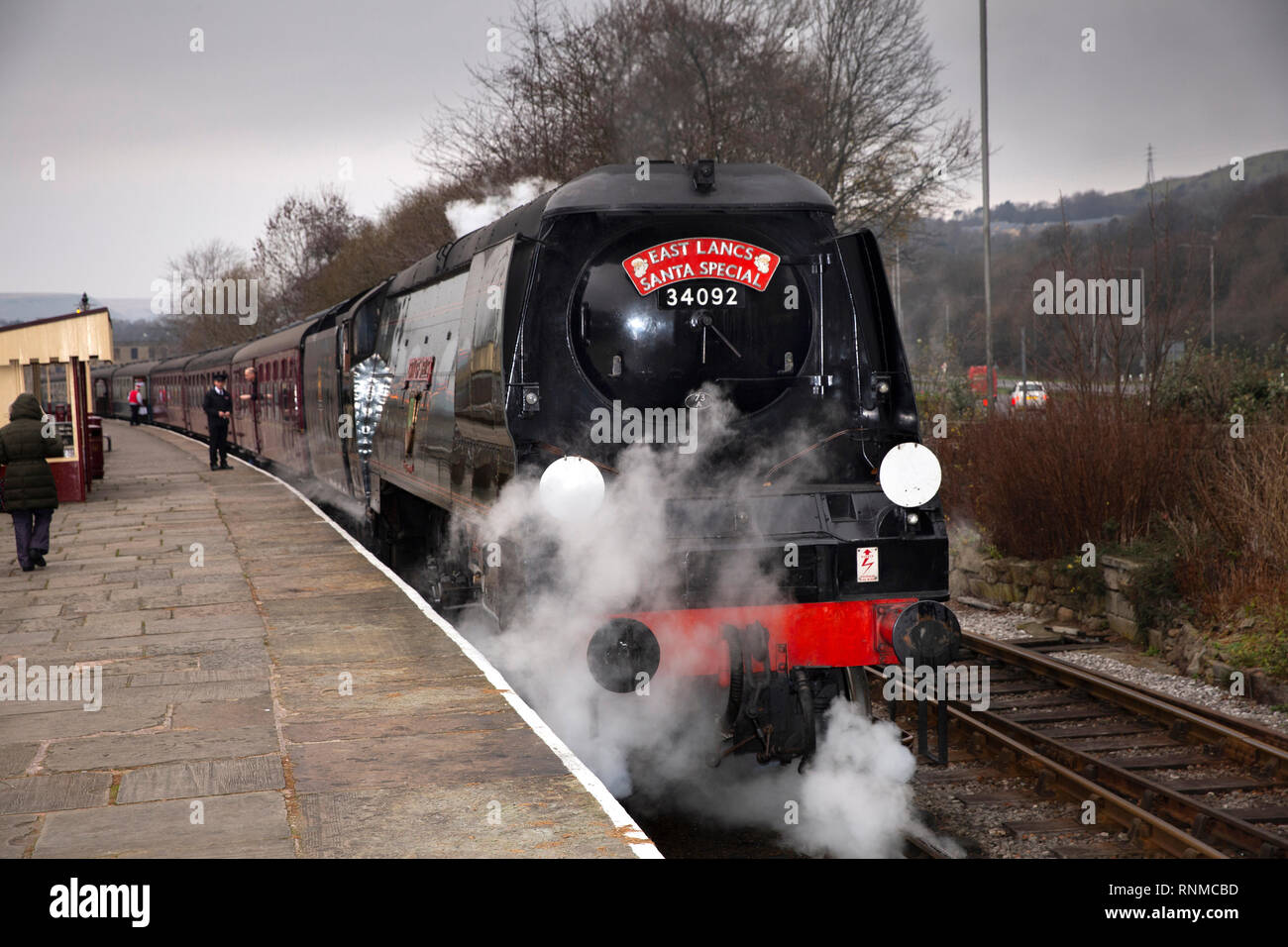 Regno Unito, Inghilterra, Lancashire, Lancaster, East Lancashire Stazione Ferroviaria Santa treno speciale in arrivo Foto Stock