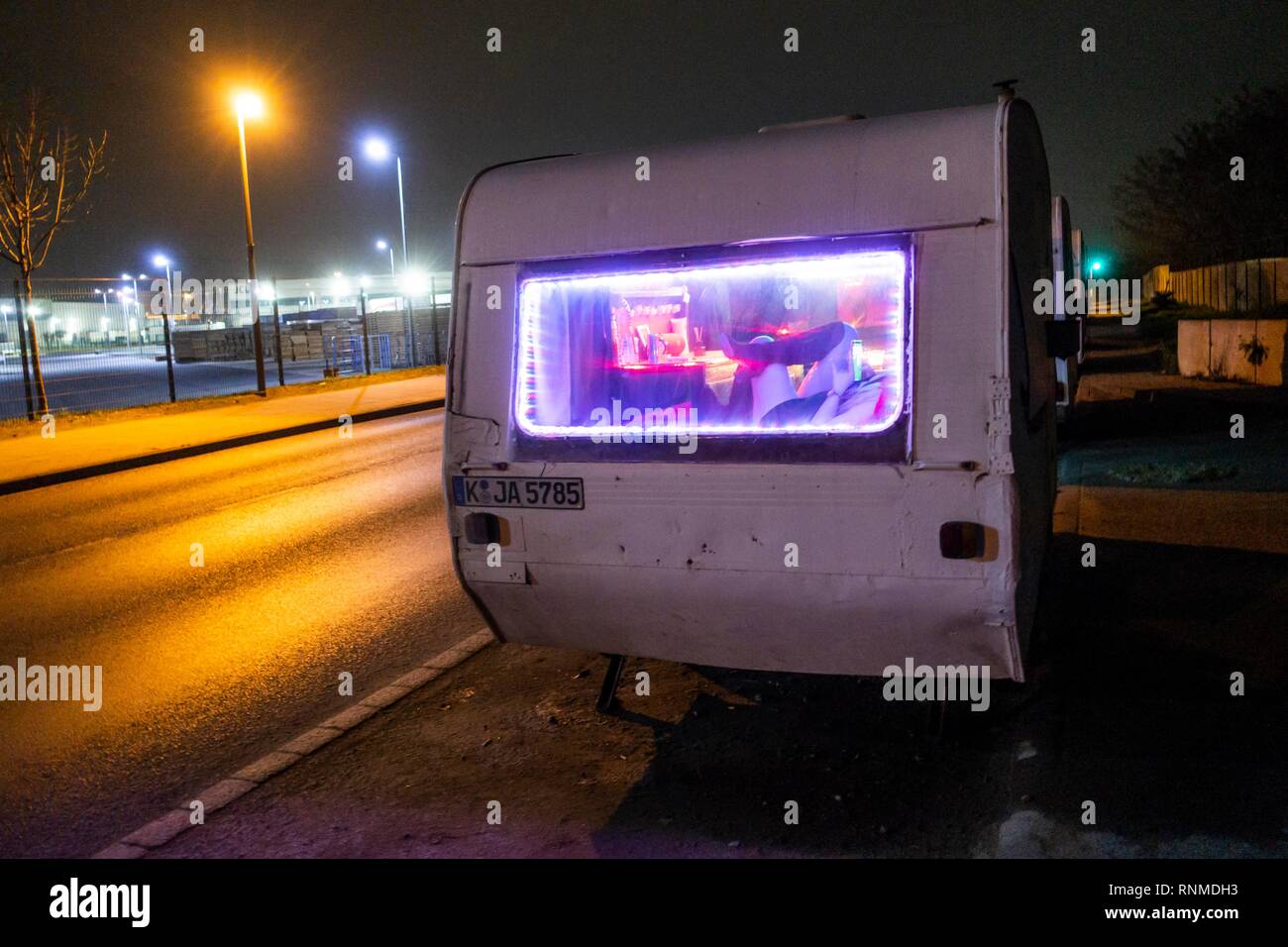 La prostituzione di strada, le prostitute di notte in una roulotte su strada, Eifelwall, Colonia, nella Renania settentrionale-Vestfalia, Germania Foto Stock
