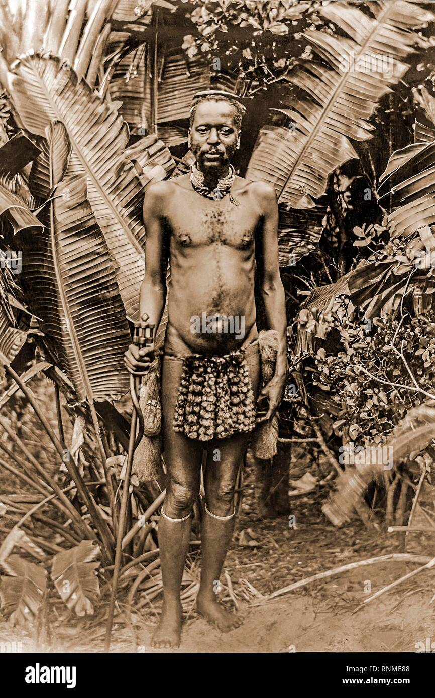 Ritratto di un uomo africano di fronte alberi di banane, 1916, Durban, Sud Africa Foto Stock