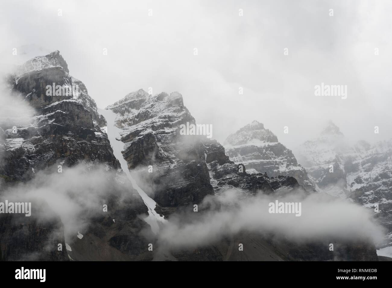 Aspre montagne, pareti rocciose coperto di nuvole, Valle dei Dieci Picchi, Montagne Rocciose, il Parco Nazionale di Banff, provincia di Alberta, Canada, Nord Ameri Foto Stock