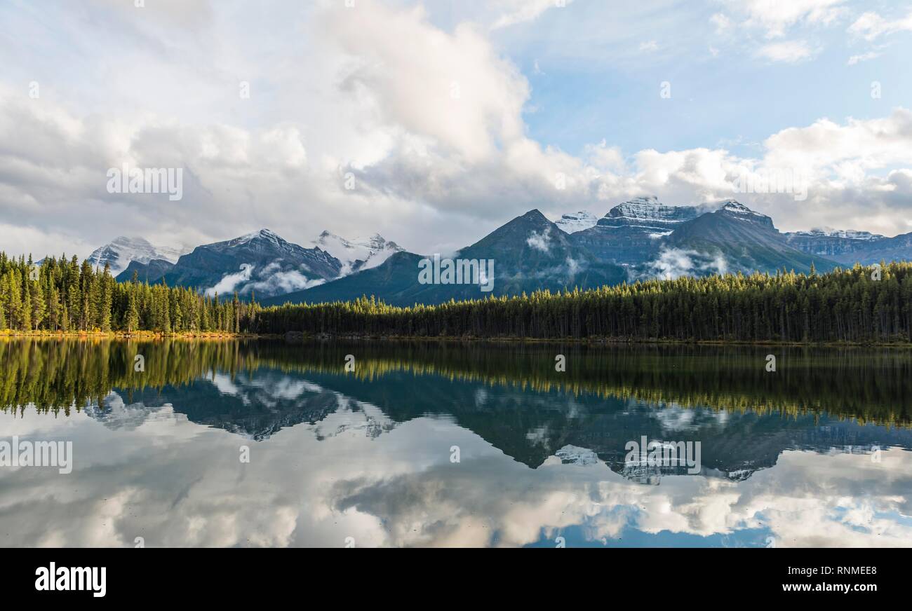Herbert, lago con la riflessione della gamma di prua, il Parco Nazionale di Banff, Canadian Rocky Mountains, Alberta, Canada, America del Nord Foto Stock