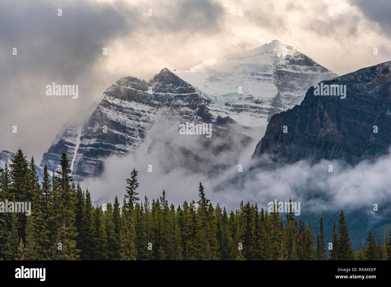 Montagna del massiccio con la neve e le nuvole, gamma di prua, il Parco Nazionale di Banff, Canadian Rocky Mountains, Alberta, Canada, America del Nord Foto Stock