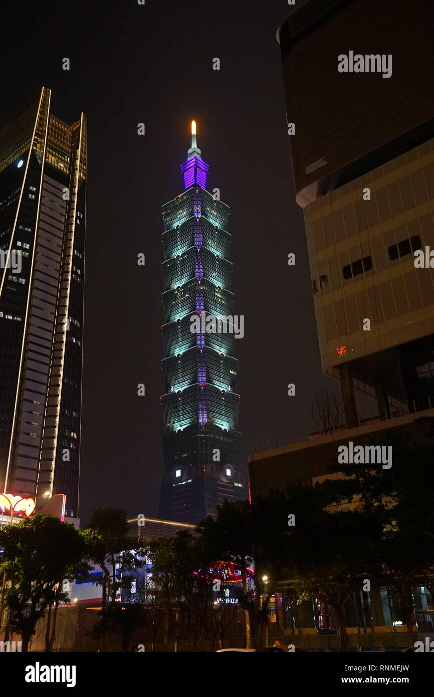 Il vicino una veduta notturna di Taipei 101. Foto Stock