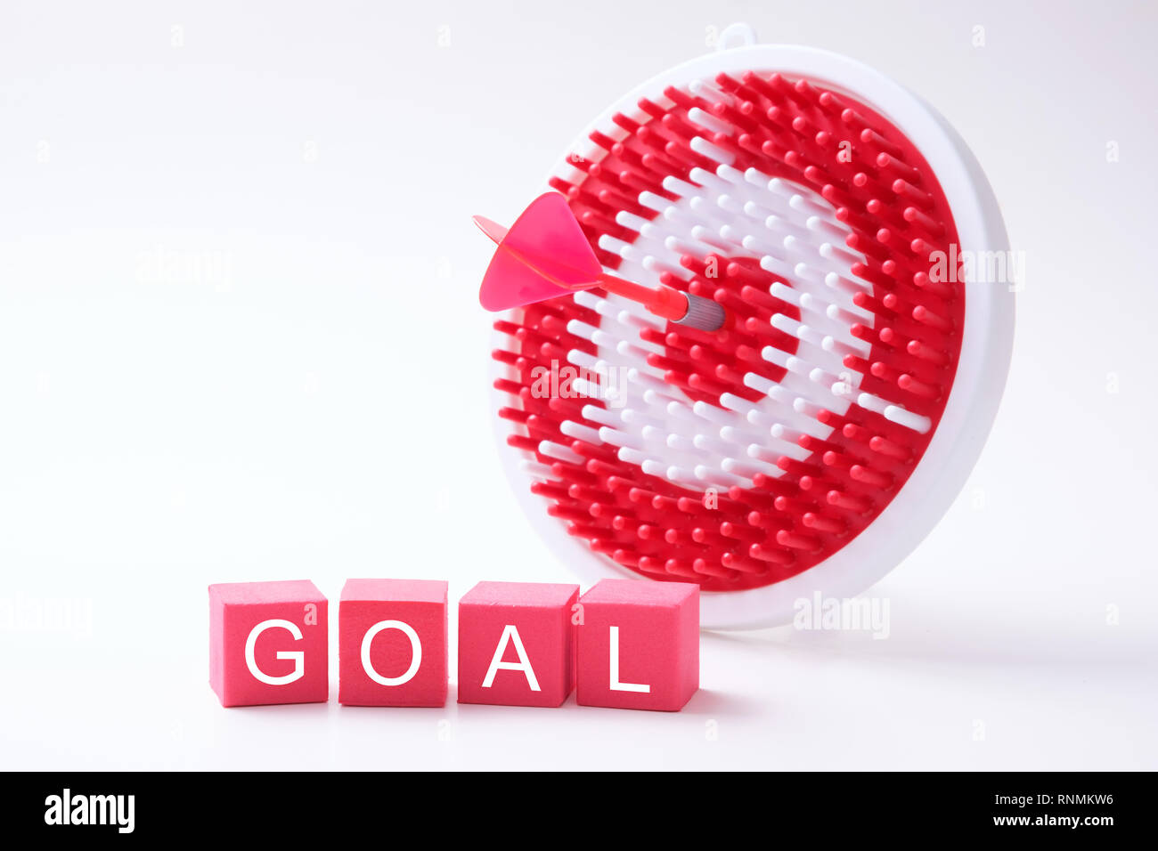 Obiettivo formulazione con il rosso e dart dartboard Foto Stock