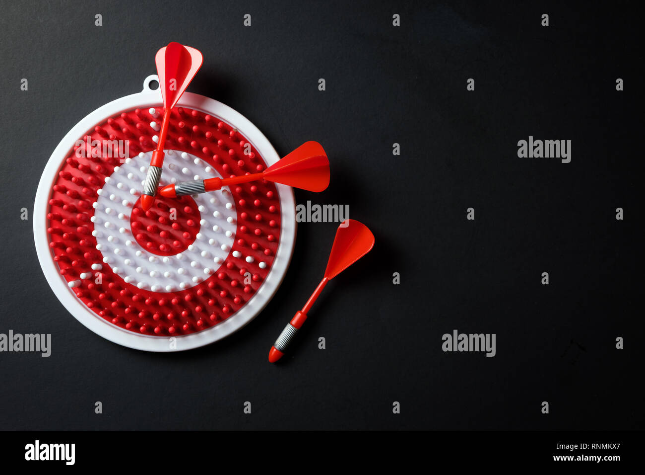 Dartboard con tre frecce dart Foto Stock