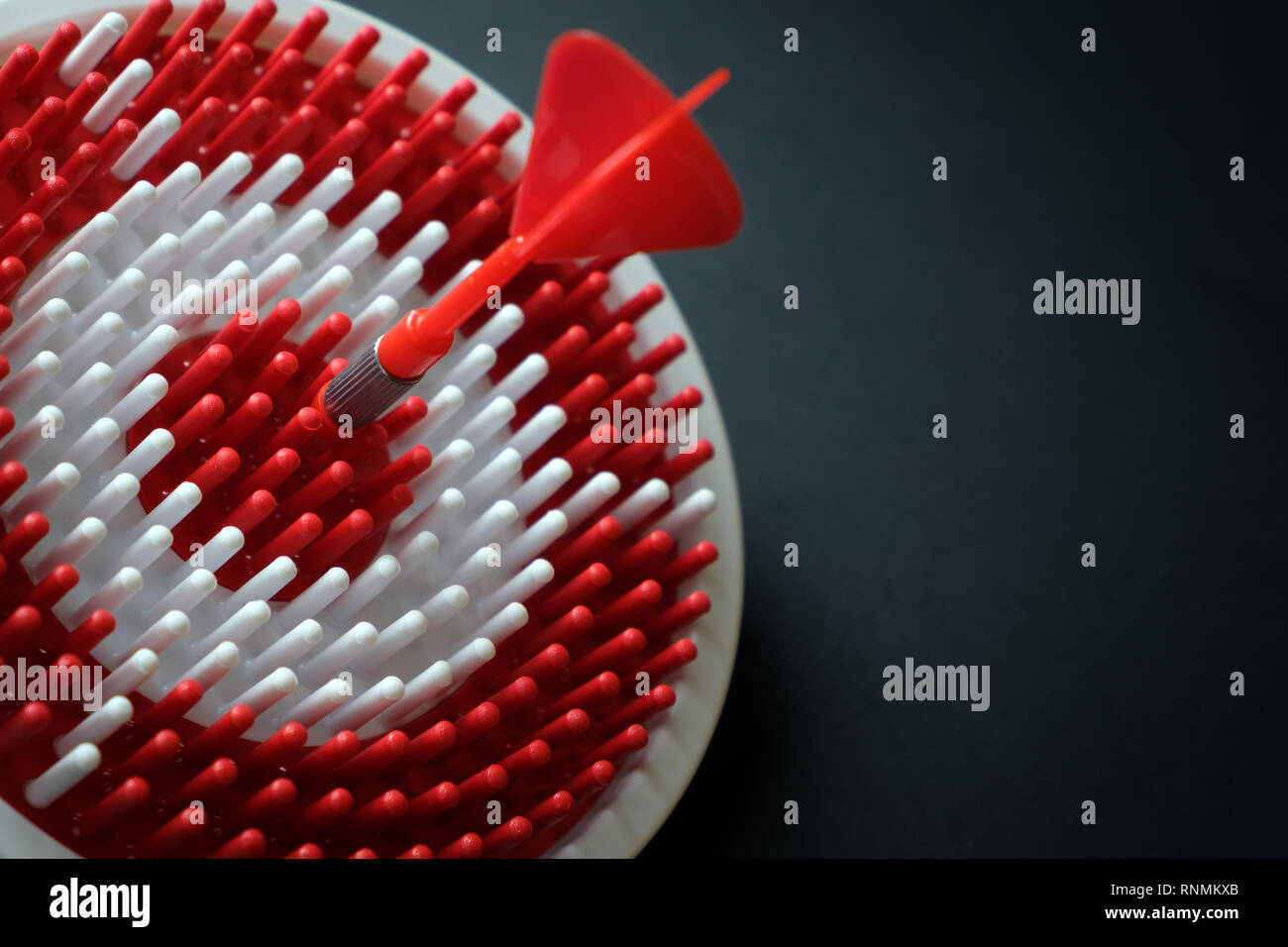 Dartboard con freccia dart di colpire il centro Foto Stock