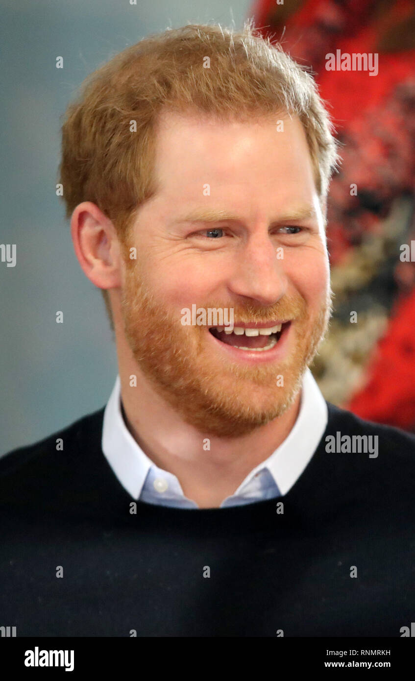 Il Duca di Sussex orologi una sessione trampolining durante una visita a Streatham Gioventù e comunità fiducia John Corfield Centro per vedere un 'Adatta e alimentato' Febbraio metà termine attività vacanze programma. Foto Stock