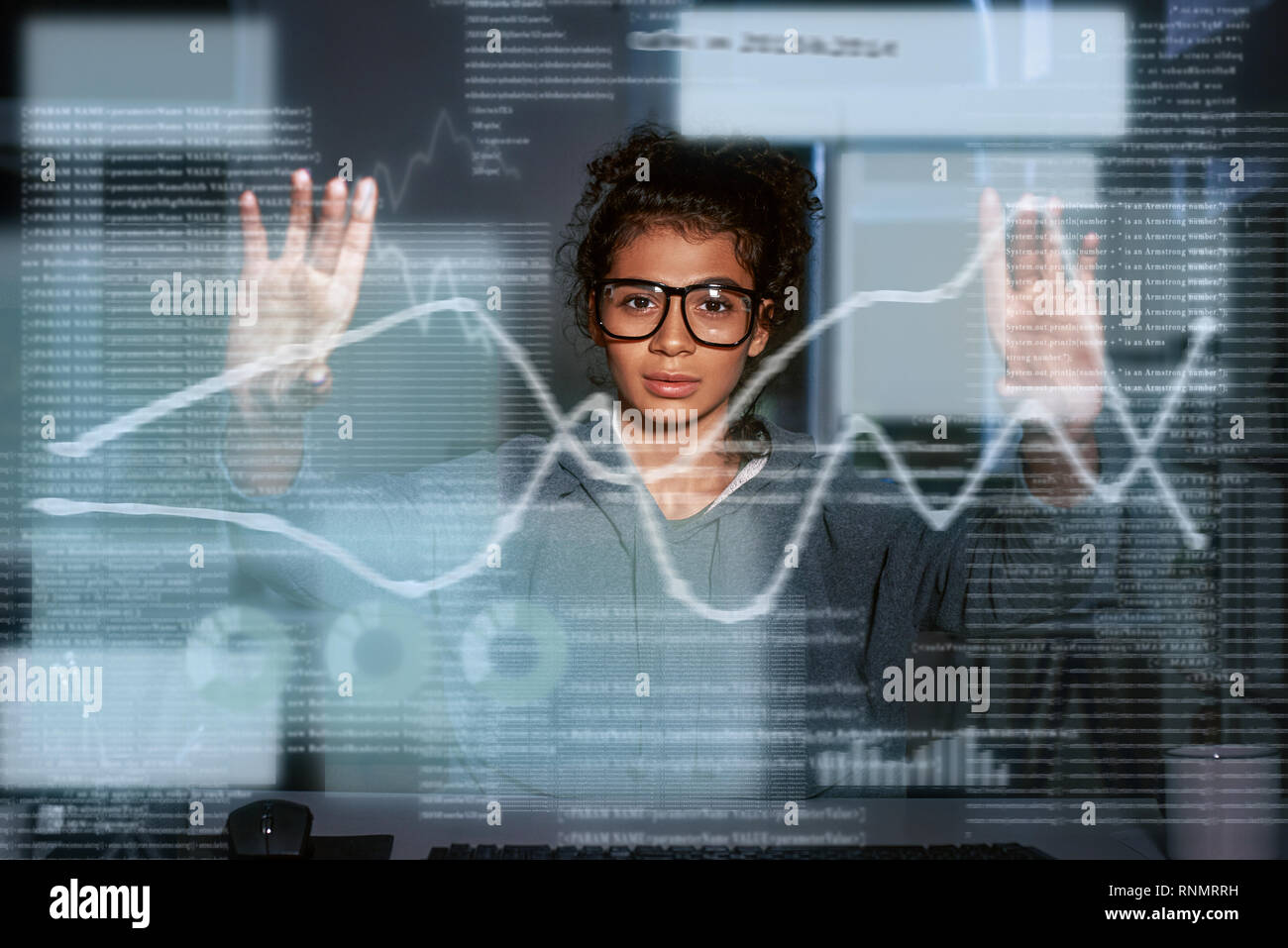 Giovane donna sta pensando di statistiche e grafici. Foto Stock