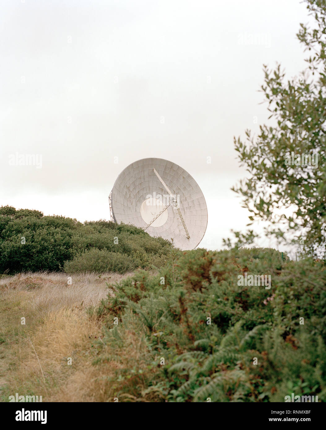 Arthur, noto anche come Goonhilly in groppa-1, è una 1100 t satellite costruito sulla roccia a serpentina che è stato operativo per oltre cinquant'anni. Il piatto ha portato il primo transatlantico immagini tv ma ora diventeranno parte di un radiotelescopio rete. Foto Stock