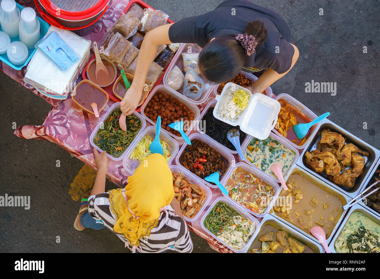 Kota Kinabalu, Sabah Malaysia - Giu 17, 2016 : Street food venditore a vendere casa malese piatti cotti per rottura veloce durante il mese di Ramadan al st Foto Stock