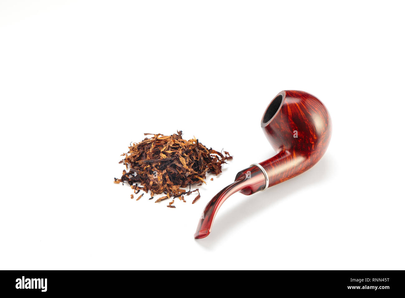 Tubo di fumo con la qualità delle foglie di tabacco su sfondo bianco Foto Stock