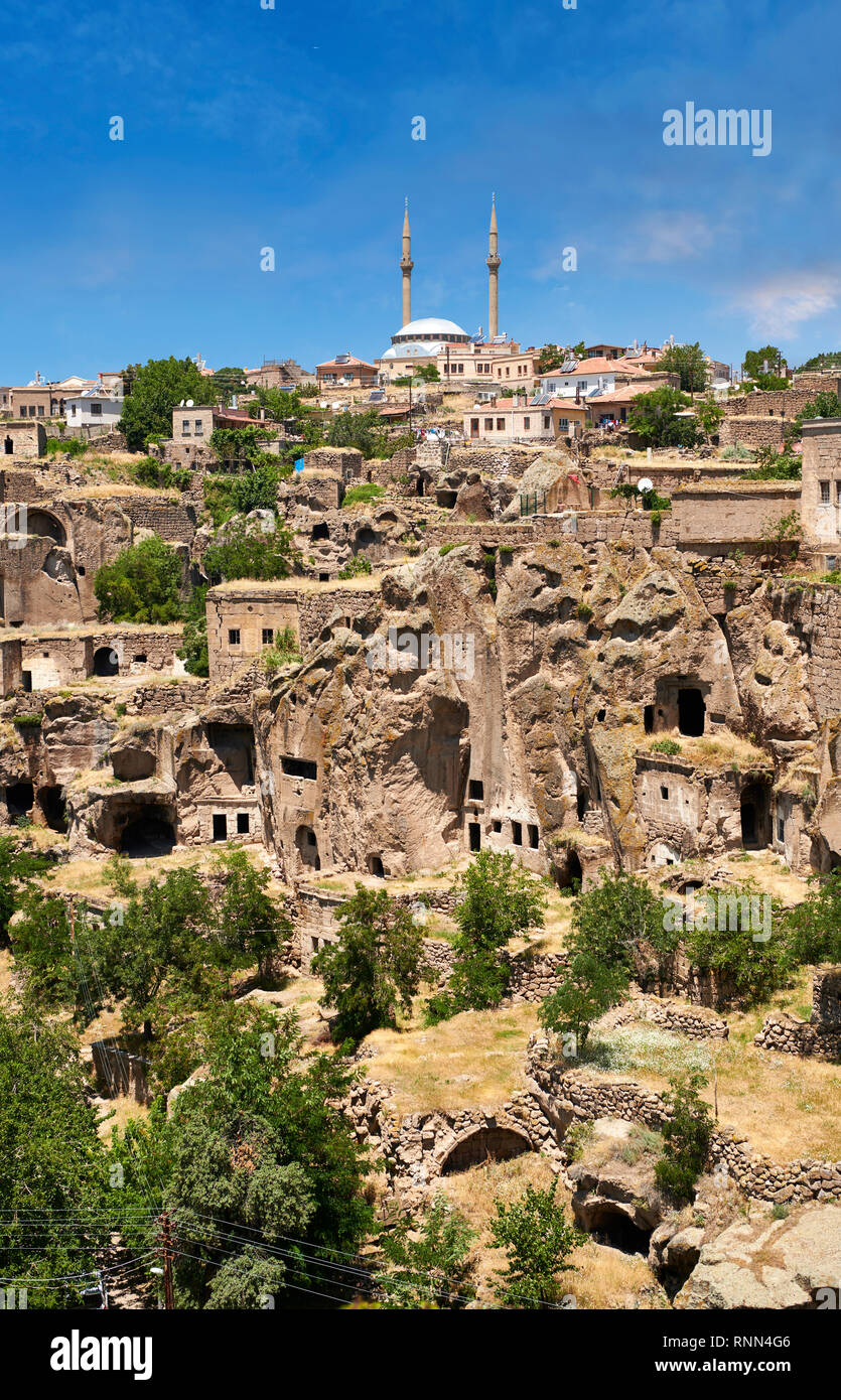 Foto e immagini della grotta Guzelyurt città attraverso il il monastero Vadisi Valley, 'Manastır Vadisi", Ihlara Valley, Guzelyurt , provincia di Aksaray, Turk Foto Stock