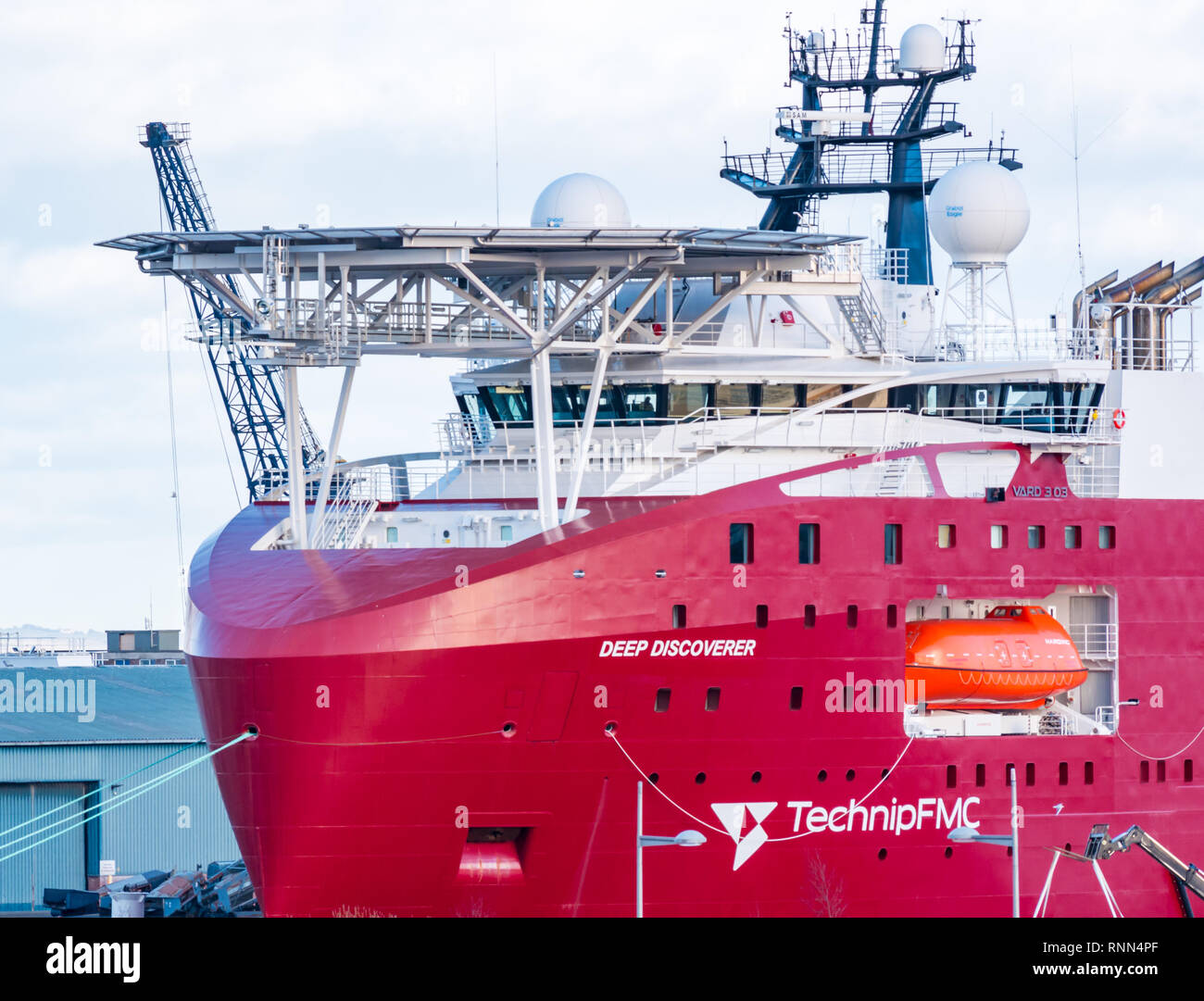 Technip Deep Explorer offshore Nave di alimentazione con nave ponte e piattaforma per elicotteri ormeggiata nel porto, Leith, Edimburgo, Scozia, Regno Unito Foto Stock