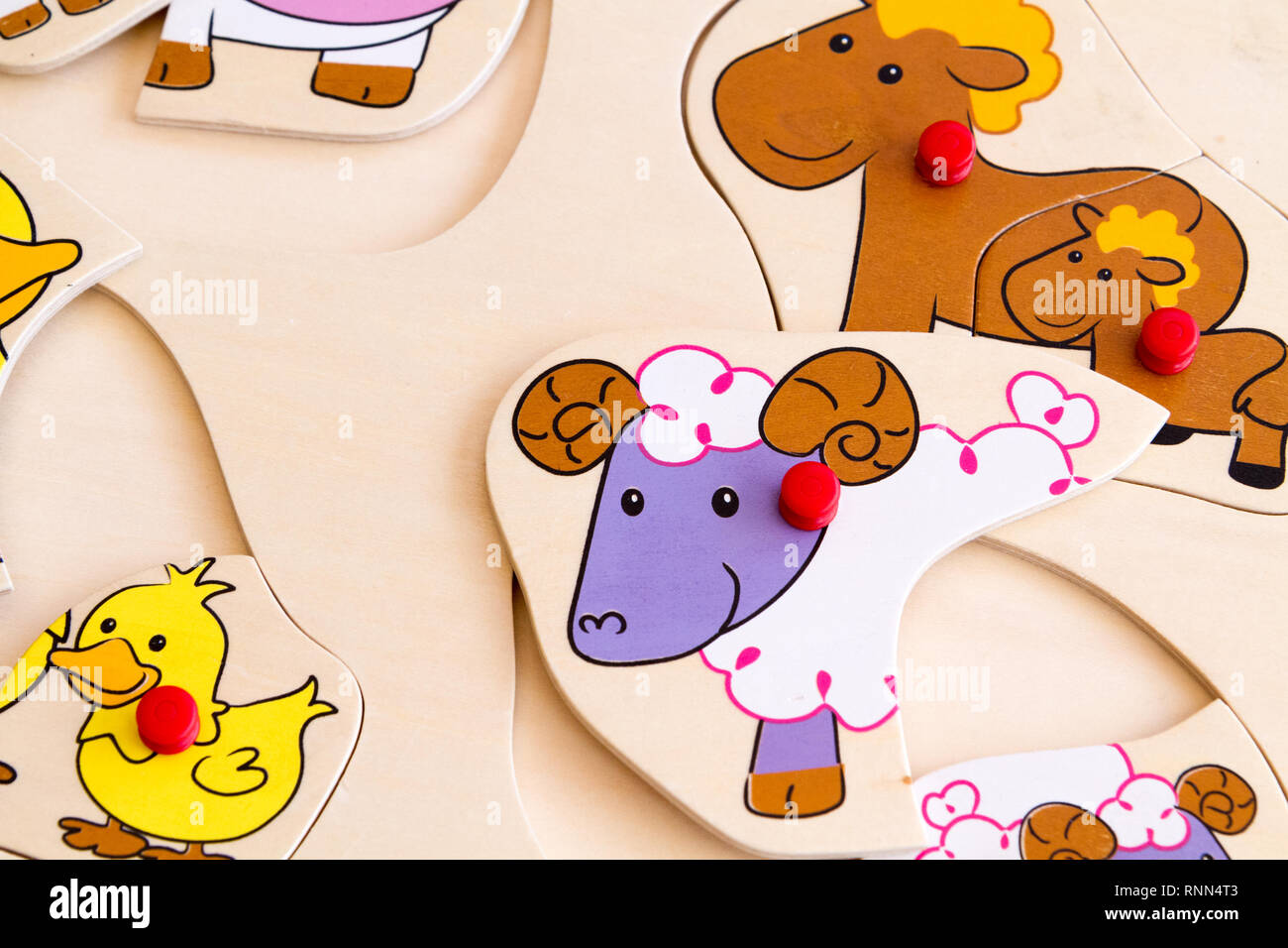 Gli animali della fattoria in legno toddler peg puzzle Foto Stock