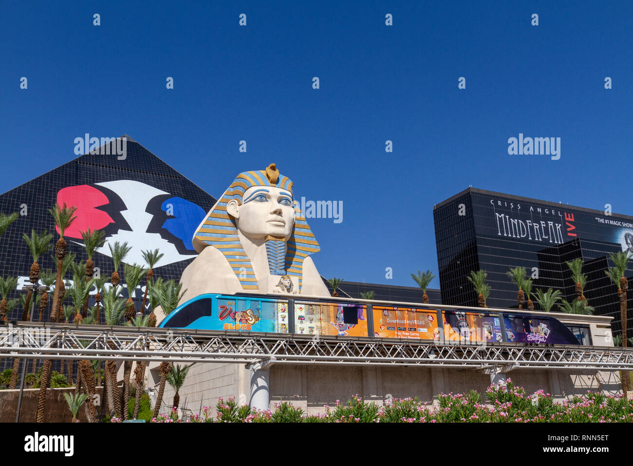 Il Mandalay Bay Tram fermarsi sotto la Sfinge fuori il Luxor Hotel Las Vegas (Città di Las Vegas, Nevada, Stati Uniti. Foto Stock