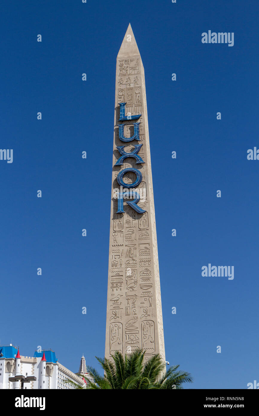 L'obelisco al di fuori del Hotel Luxor, Las Vegas (Città di Las Vegas, Nevada, Stati Uniti. Foto Stock