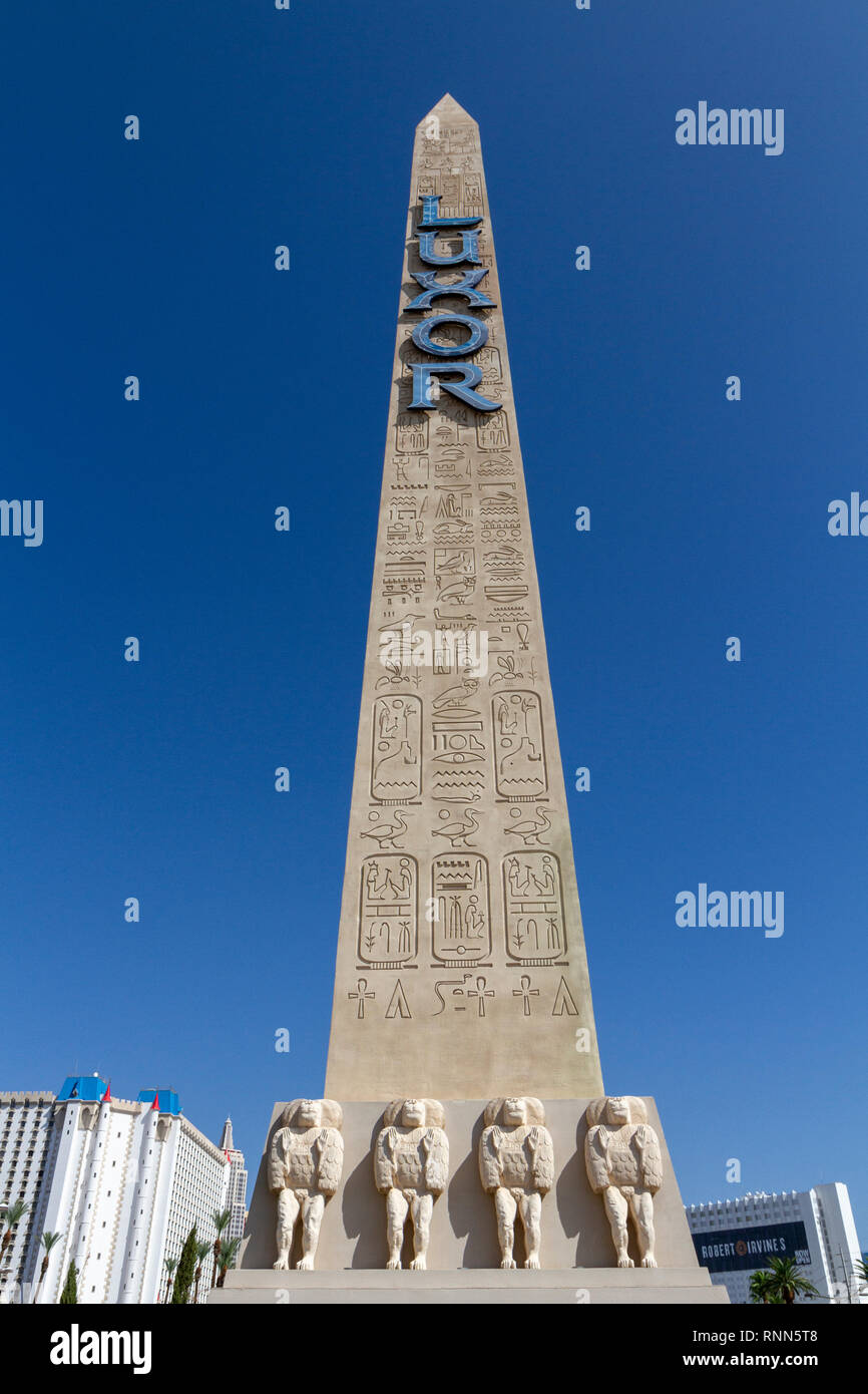 L'obelisco al di fuori del Hotel Luxor, Las Vegas (Città di Las Vegas, Nevada, Stati Uniti. Foto Stock