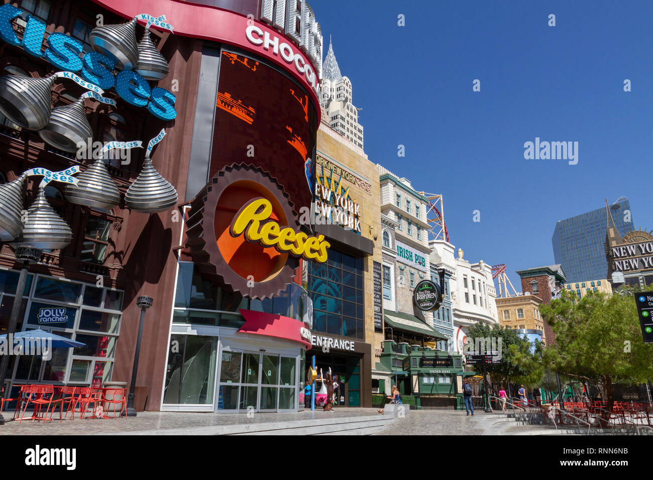 Il marciapiede area piena di negozi (Hershey's Chocolate World), parte del New York New York Strip di Las Vegas, Nevada, Stati Uniti. Foto Stock