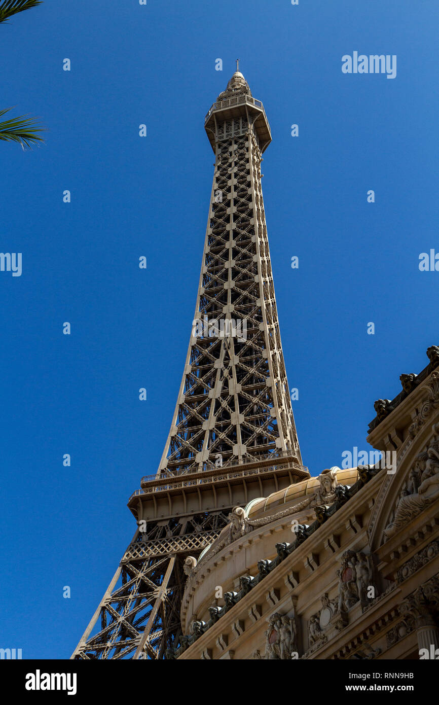 Guardando verso l'alto la Torre Eiffel al Paris Las Vegas Las Vegas, Nevada, Stati Uniti. Foto Stock