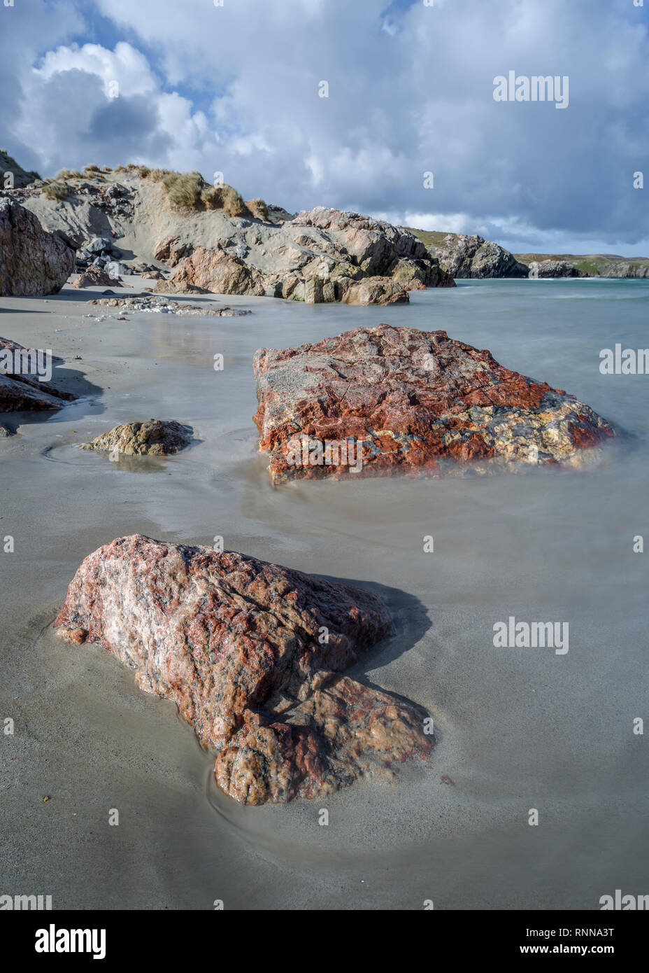 Lewisian Gneiss e granito rosa rock formazione sulla spiaggia di Uige, isola di Lewis, Ebridi Esterne, Scozia. Foto Stock