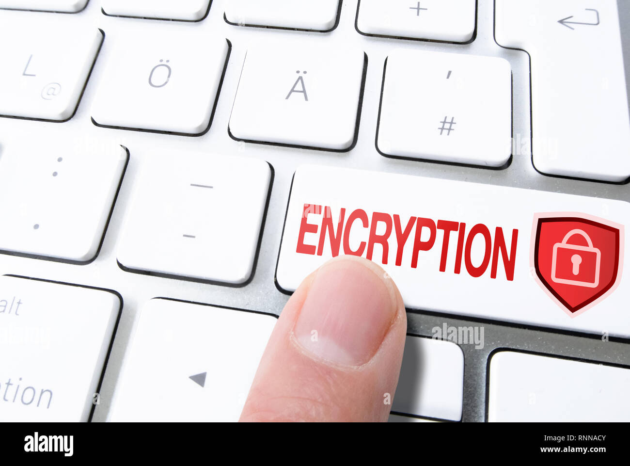 Dito che preme il tasto sulla tastiera del computer denominata crittografia con lucchetto sullo schermo Foto Stock