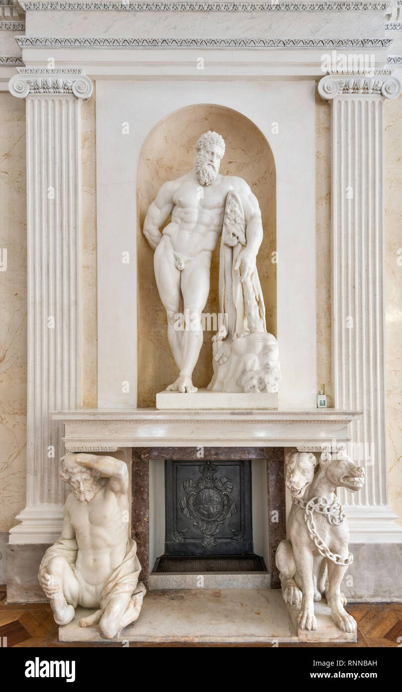 Hercules Farnese, scultura di Giuseppe Angelini, statue di Centauro e Cerberus, Sala da ballo, Palazzo Sull'Acqua, Parco Lazienki a Varsavia, Polonia Foto Stock