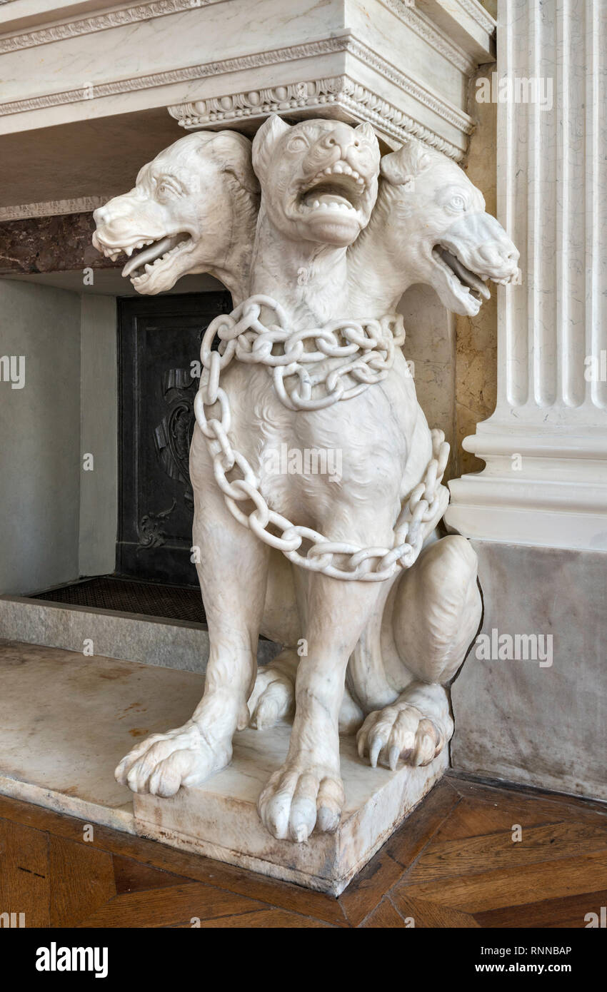 Statua di Cerberus, mitologia greca multi-testa cane, al camino in sala da ballo, Palazzo Sull'Acqua, al Parco Lazienki a Varsavia, Polonia Foto Stock