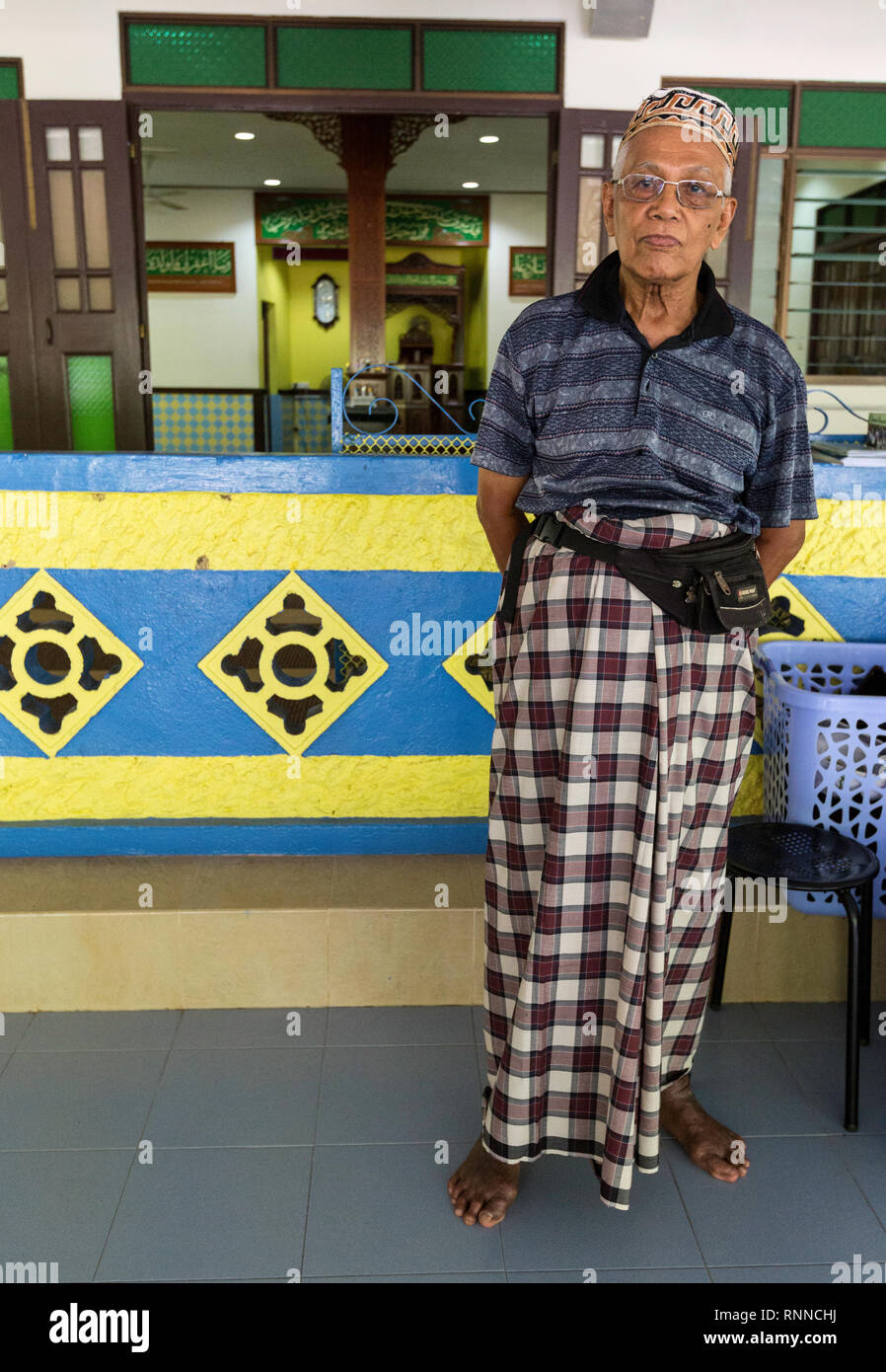 Stati musulmani del Petempatan Melayu Sembawang moschea, Singapore, in abiti tradizionali. Foto Stock