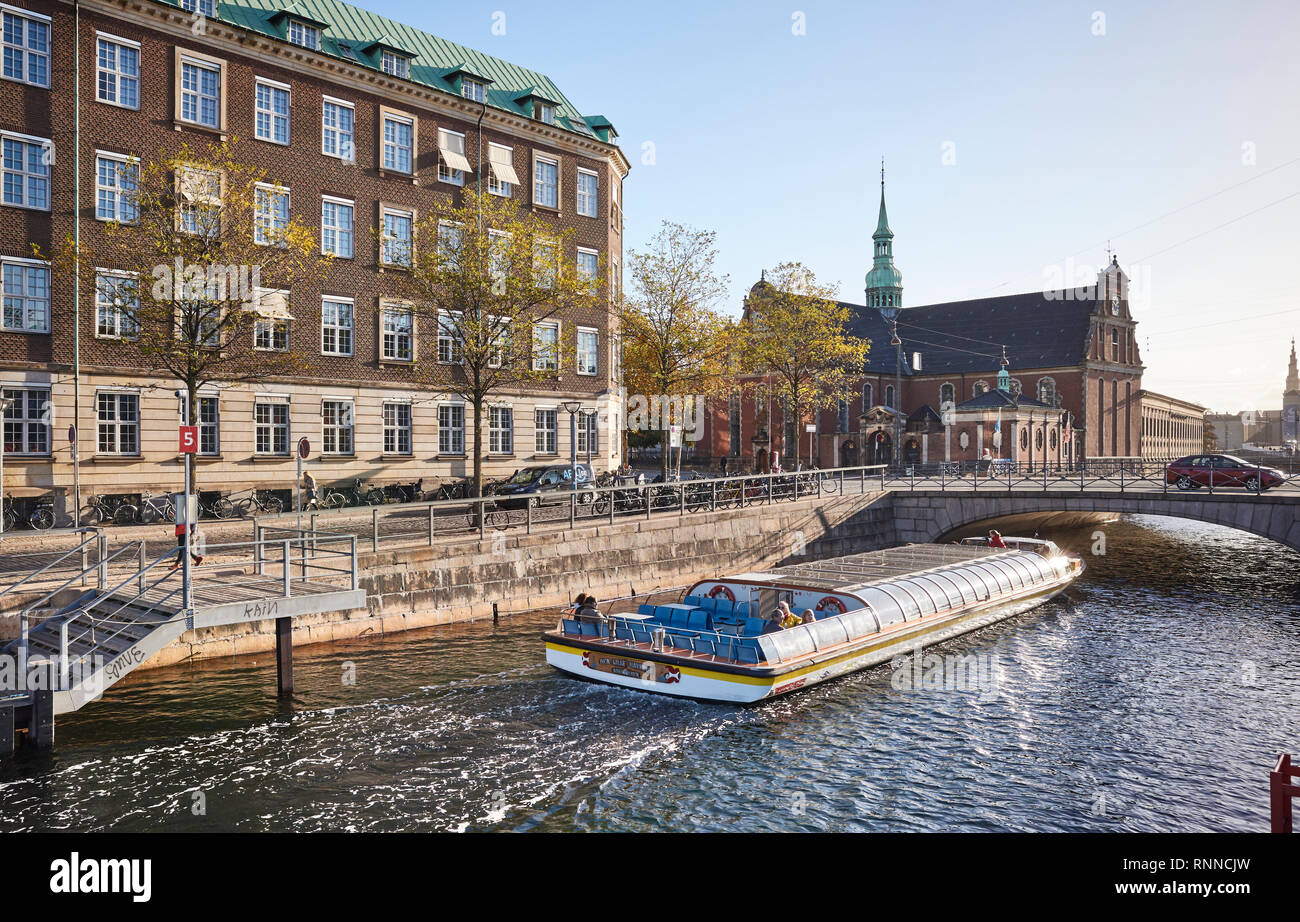 Copenhagen, Danimarca - 22 Ottobre 2018: Città gite in barca offrono un ottimo modo per esplorare la città. Foto Stock