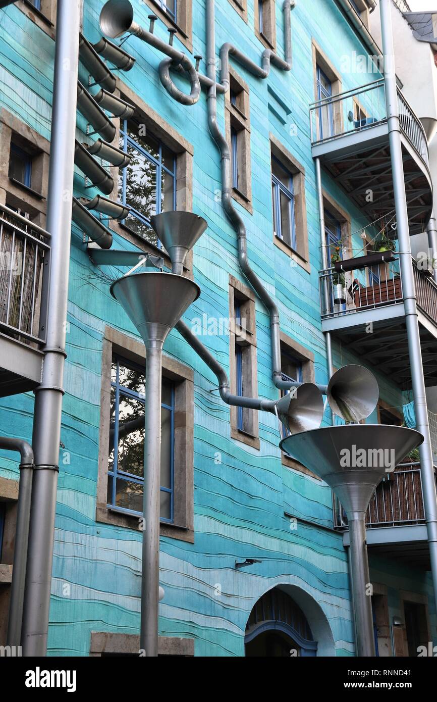 DRESDEN, Germania - 10 Maggio 2018: Kunsthof passaggio nel quartiere Neustadt di Dresda. Kunsthofpassage è un insieme di cortili interni ringiovaniti con modernamente Foto Stock