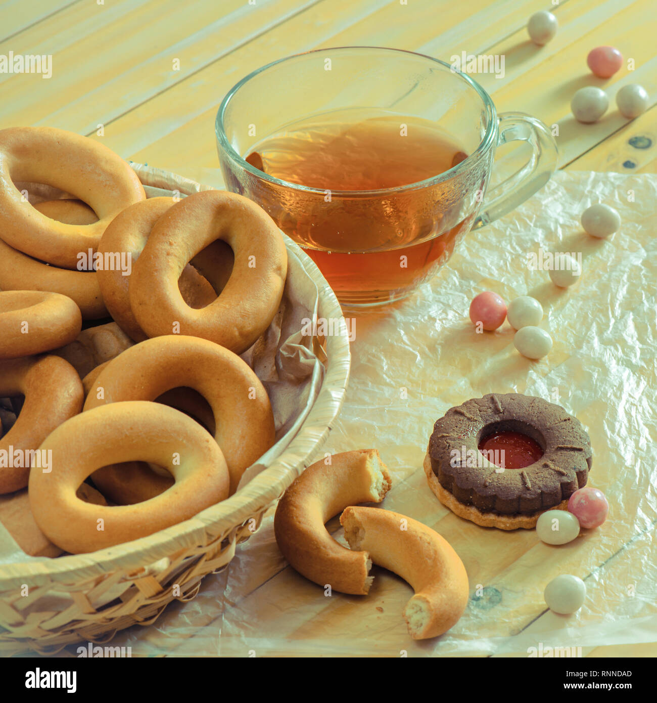 Bagel con tè e cosparso di Arachidi in guscio dolce sul tavolo Foto Stock
