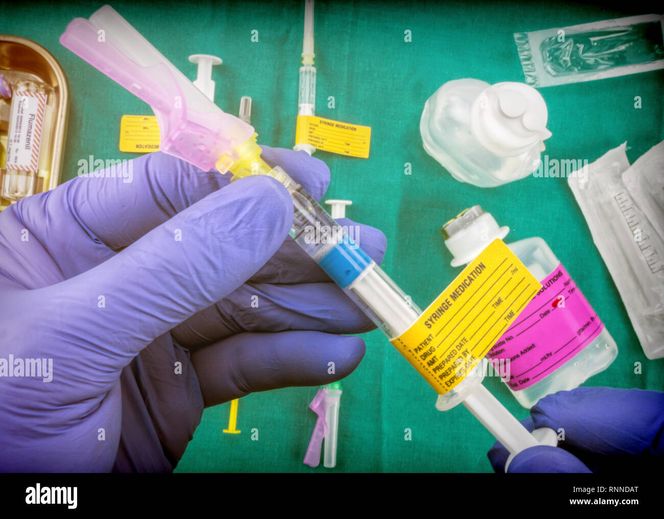 Infermiere ospedale di preparazione di farmaci, ago di chiusura di sicurezza, immagine concettuale, composizione orizzontale Foto Stock