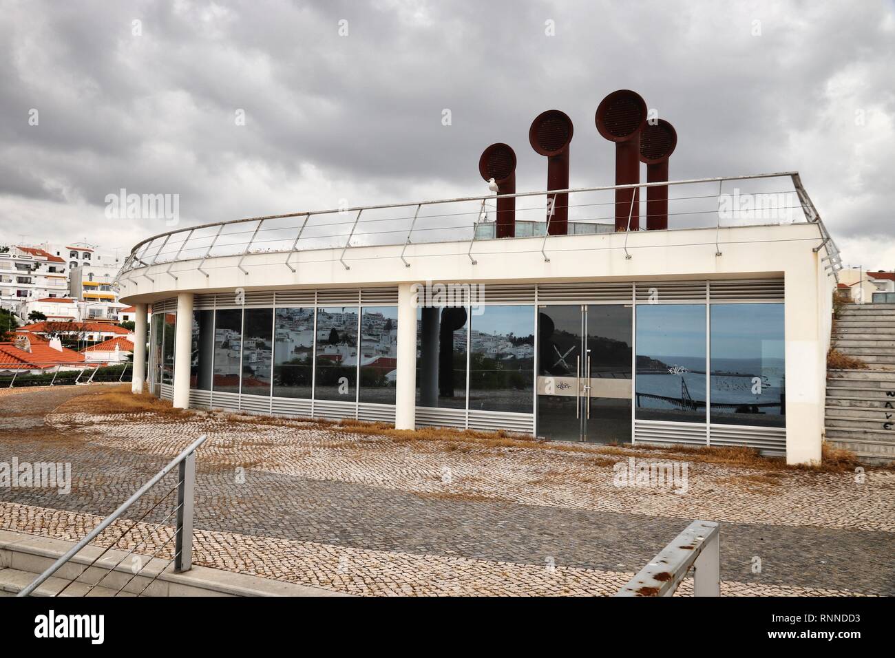 ALBUFEIRA, Portogallo - 30 Maggio 2018: edificio abbandonato urban dystopia vista in Albufeira, Portogallo. Regione portoghese dell'Algarve ha molti abbandonato sede, Foto Stock