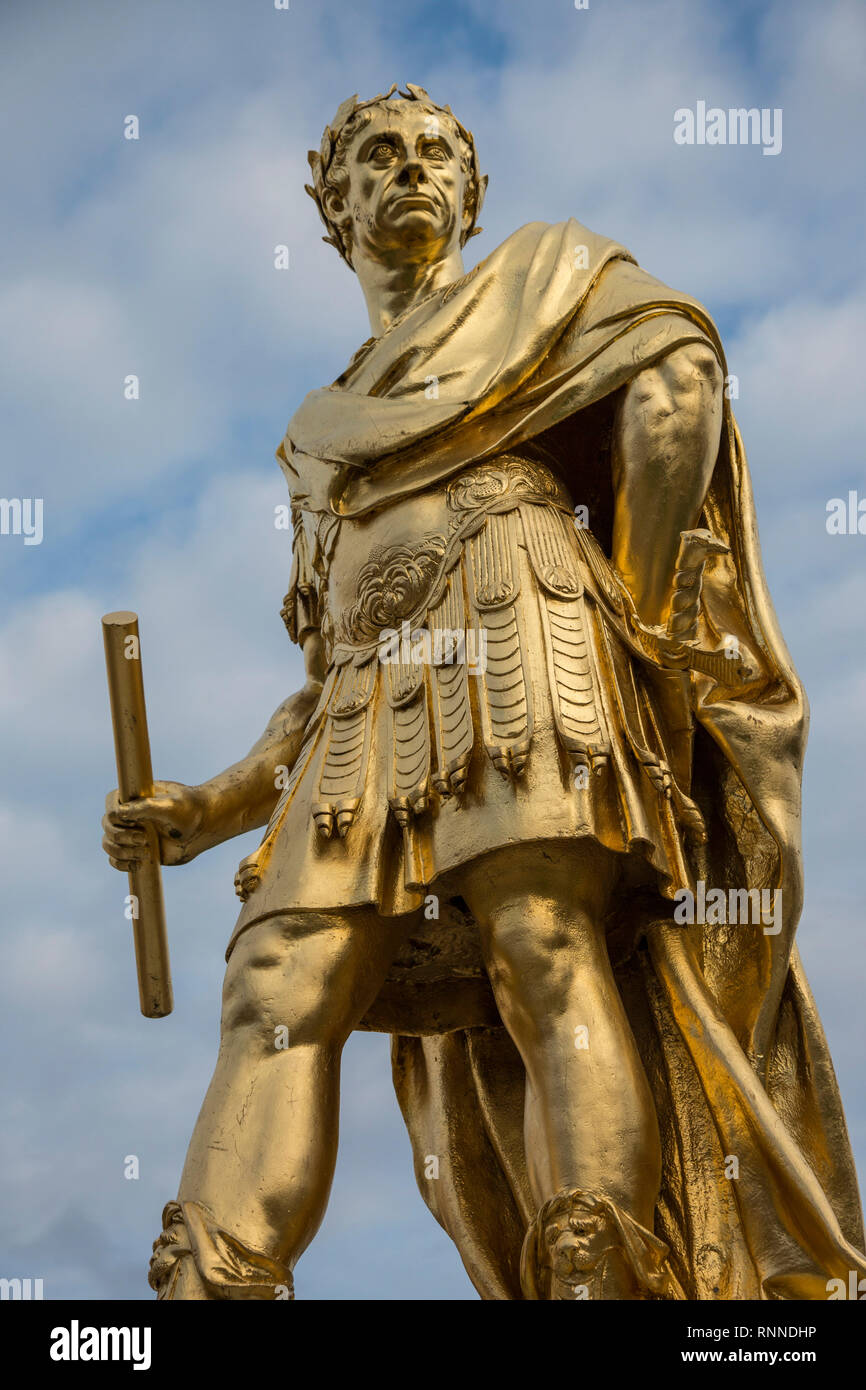 La statua dorata di Re Carlo ll nel centro della figura di corte del Royal Hospital Chelsea (per ex-soldati) che ha fondato nel 1682. Foto Stock