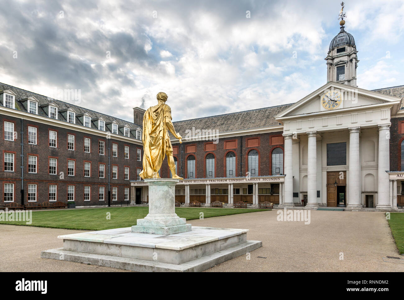 La statua dorata di Re Carlo ll nel centro della figura di corte del Royal Hospital Chelsea (per ex-soldati) che ha fondato nel 1682. Foto Stock