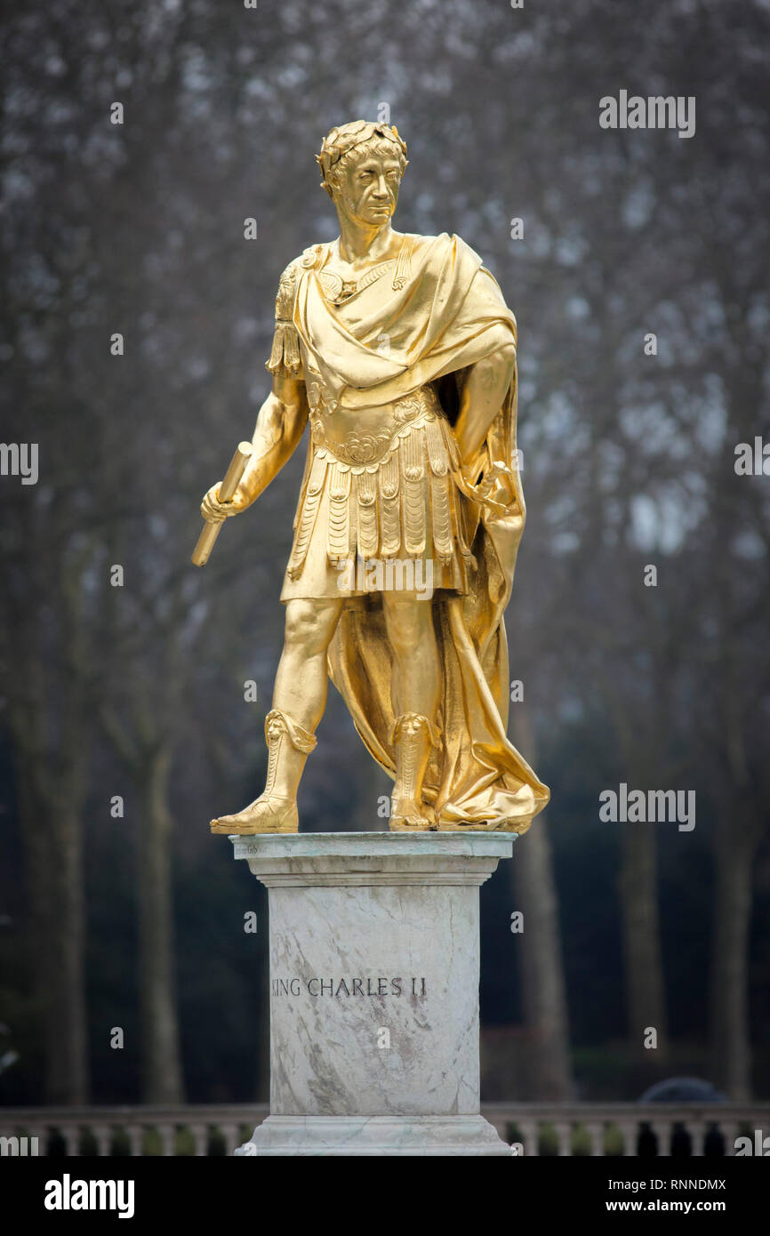 La statua dorata di Re Carlo ll nel centro della figura di corte del Royal Hospital Chelsea (per ex-soldati) che ha fondato nel 1682. Foto Stock