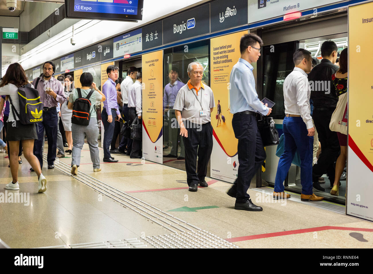 MRT Singapore Mass Rapid Transit passeggeri. Foto Stock