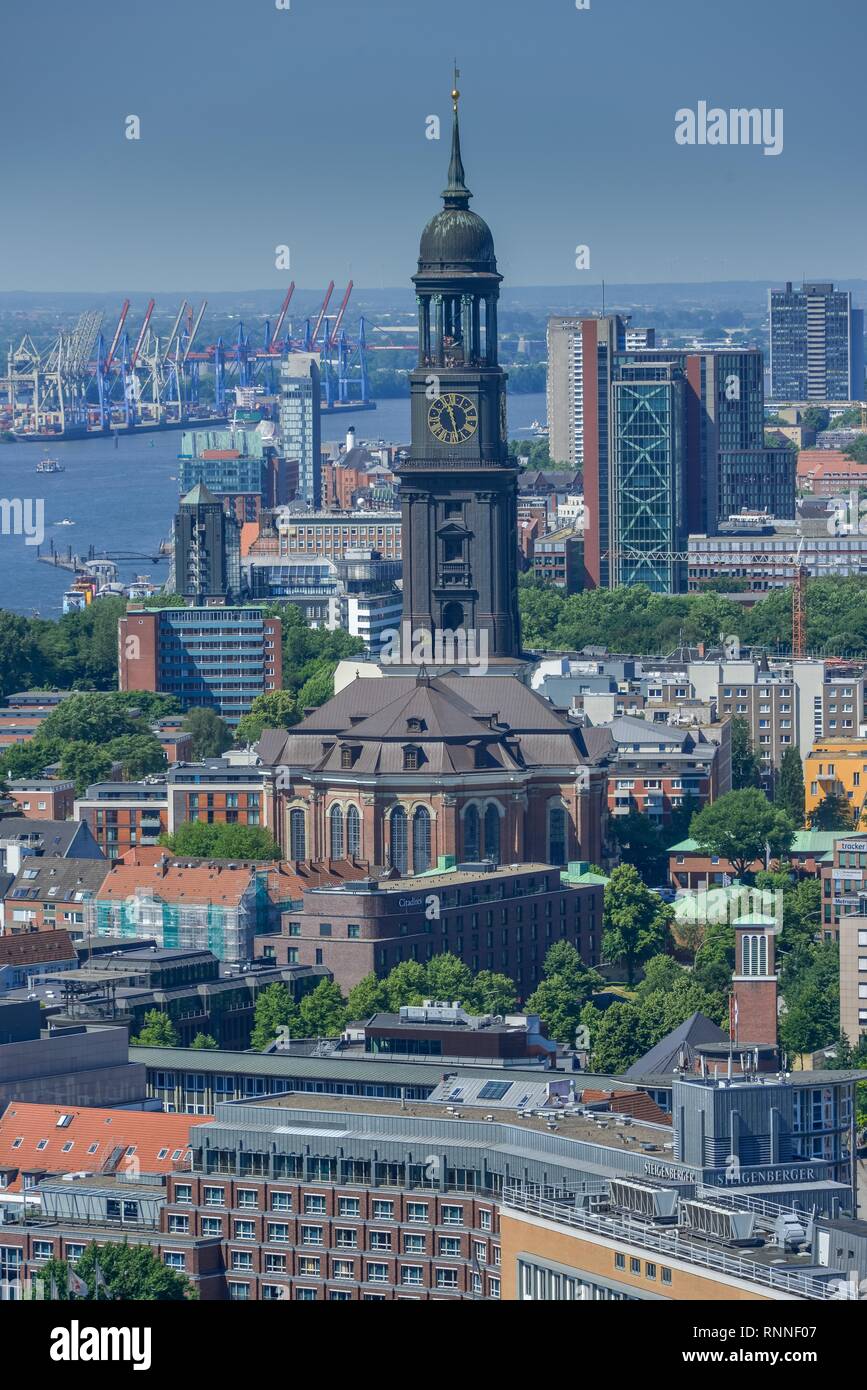Vista città con chiesa Sankt Michaelis, Amburgo, Germania Foto Stock